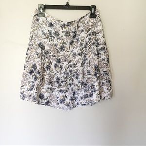 Flirty & floral skirt from Loft 🌸